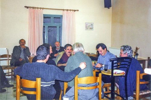 Πάνος Παπαχρήστος, Γιώργος Κοσσυβάκης (πλάτη), Θανάσης Ζαφείρης, Νίκος Τσιαμπάς, Κώστας Κοσσυβάκης, Γρηγόρης Χαρτσιλής (πλάτη), Χρήστος Γρίβας, Βασιλική Κοσσυβάκη.