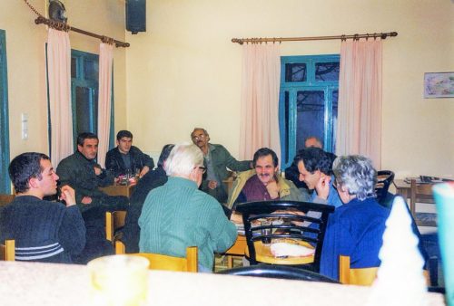 Γιώργος Κοσσυβάκης, Αλέκος Καραλής, Σωτήρης Δάσκαλος, Θανάσης Ζαφείρης (μόλις που διακρίνεται), Γρηγόρης Χαρτσιλής (πλάτη), Πάνος Παπαχρήστος, Κώστας Κοσσυβάκης Νίκος Τσιαμπάς (στο παράθυρο), Χρήστος Γρίβας, Βασιλική Κοσσυβάκη.