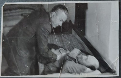 Ο Ηλ. Παπαχρήστος εξετάζει ασθενή.