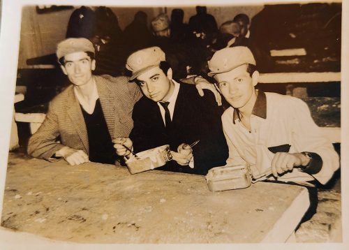 Δεξιά ο Θεοχάρης Ζούμπος