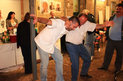 Φάνης Γιάχος και Νίκος Ζούμπος χορεύουν υπό το βλέμμα του Τάκη Ζαφείρη