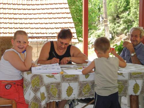 Η Μαρίνα Σφυράκη-Μπαφατάκη διαβάζει τα εγγόνια της και παρακολουθεί ο Σωκράτης Λαυδαριάς