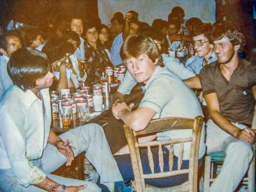 Γρ. Θ. Φορτοτήρας - Η Όλγα (αδελφή του Γρηγόρη) με τον σύζυγο της - Λευτέρης & Αντιγόνη Βασιλείου - Ελένη & Νώντας Λ. Μπαφατάκης (σηκώνει το ποτήρι) - Νίκος & Δημ. Μαλτέζος - Γιώργος Καραντζούνης - Δημήτρης Θεοχ. Καραμπούλας 