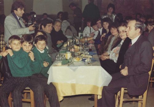 Από αριστερά:  Παναγιώτης & Χρήστος Ρούσσας - Λάζαρος Β. Τσουβέλας - Χρ. Καρναχωρίτης - Αντιγόνη Μπαφατάκη - Χριστόφορος Μπαφατάκης - Γιάννης Γιάχος - Λάμπρος & Λαμπρινή Μπαφατάκης- Ελένη Ρούσσα - Πηνελόπη & Αλέξανδρος Λιαροκάπης.