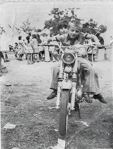 Χρήστος Δημ. Μπαφατάκης (οδηγός) - Δημήτρης Μαλτέζος (συνεπιβάτης) στη μηχανή του Στέλιου Τόλη.